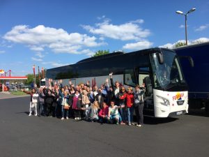 Die Sängerinnen und Sänger beim Busstopp auf der Chorreise 2018 nach Lüneburg.