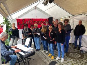 Eine Auswahl an Sängerinnen und Sänger im Festzelt von Salt o vocale beim Gernsbacher Altstadtfest 2022.